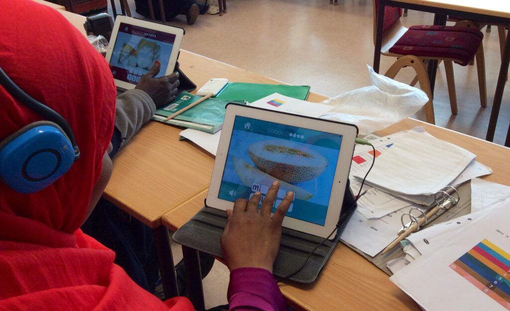 En kvinnlig sfi-elev tränar på ord med appen Alfavux på iPad.
